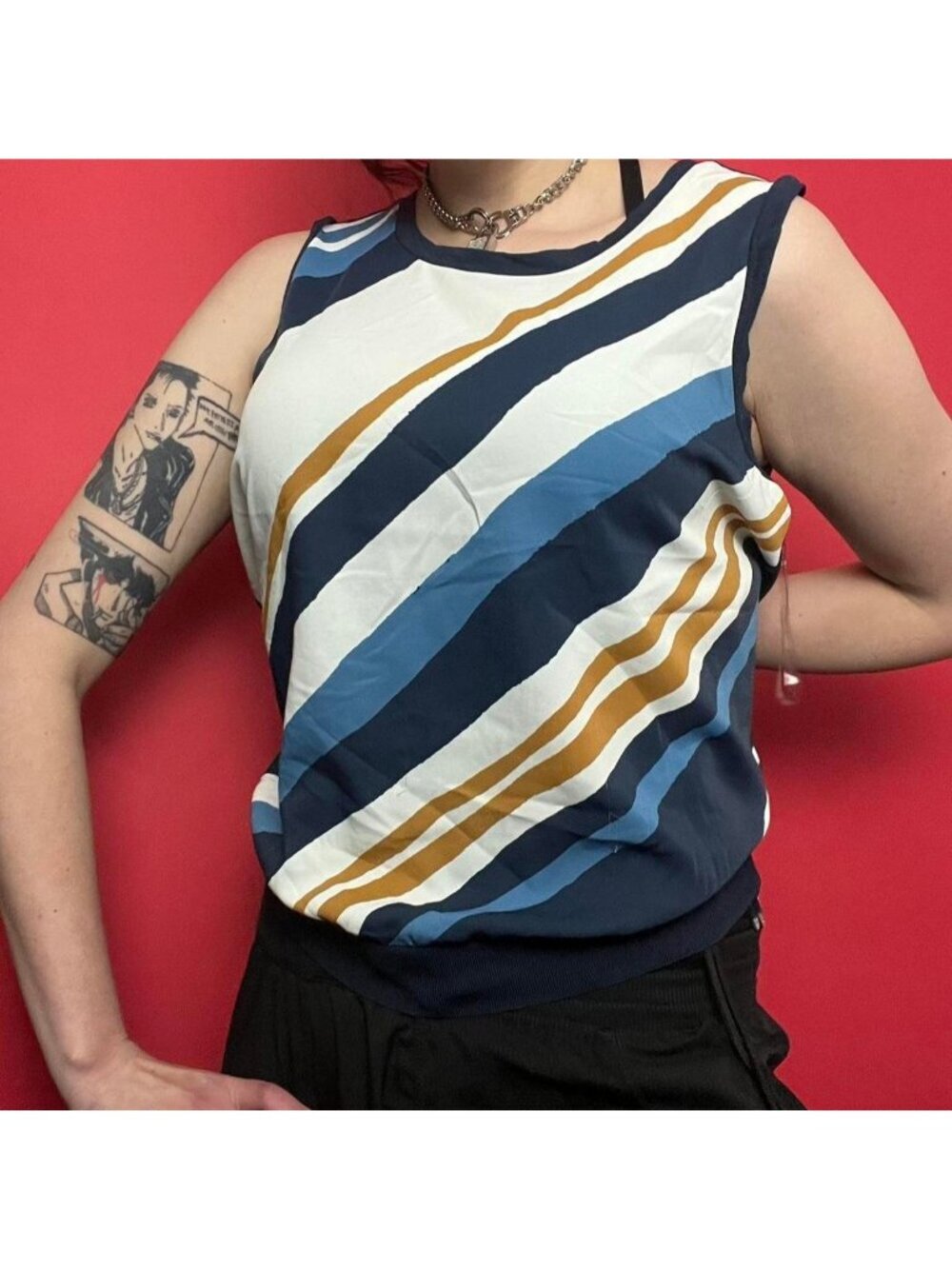 Laura / blue and white sleeveless top 💙🤍